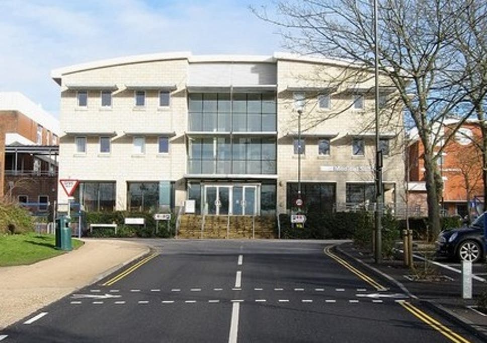 BRIGHTON AND SUSSEX MEDICAL SCHOOL BUILDING: Brighton and Sussex Medical School gets continually high student satisfaction scores and is a small medical school with 200 in a year. This means it's suitable for people who prefer to be part of a smaller cohort. It boasts modern facilities including anatomy and clinical science laboratories, simulated consultation rooms and state-of-the-art lecture theatres.