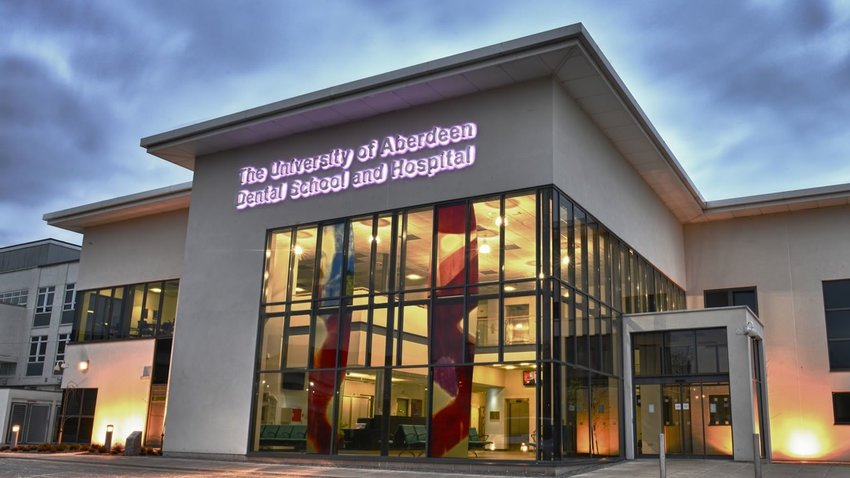 Early Patient Contact. At Aberdeen, there is lots of early patient contact, starting from Year 1. Medical and Dental students have lots of contact hours. 
