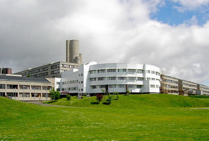 DUNDEE MEDICAL SCHOOL: Dundee is a highly ranked and reputed Medical School; it has been ranked joint 1st for Medicine in the Complete University Guide 2021 Rankings. Students at Dundee will benefit from its excellent teachings standards and modern facilities, which enjoy high student satisfaction. 