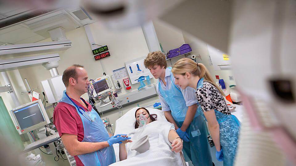 EARLY PLACEMENTS: Placements begin in first year from the first week. After this students will have them once every 2 weeks- this gives you the opportunity to meet doctors, GPs and local communities really early on, which is beneficial for students who want to have that exposure to talking to patients, seeing conditions etc in their early years of study.